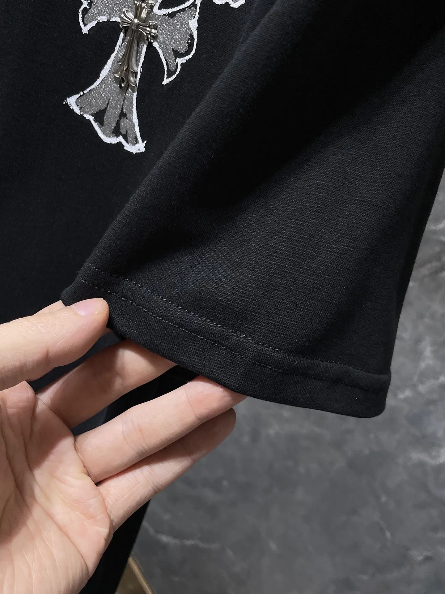 P146 New Chrome Hearts 25ss for summer. High-weight, environmentally friendly and high-quality top-grade fabric. 260g~270g. Chrome overlapping iron cross Sanskrit short sleeves. Counter synchronization. Re-engraved version 1:1. Recommended colors: white, black. Size: S, M, L, XL.